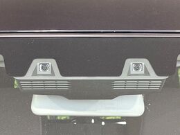 【エマージェンシーブレーキ】走行中に前方の車両等を認識し、衝突しそうな時は警報とブレーキで衝突回避と被害軽減をアシスト。より安全にドライブをお楽しみいただけます。