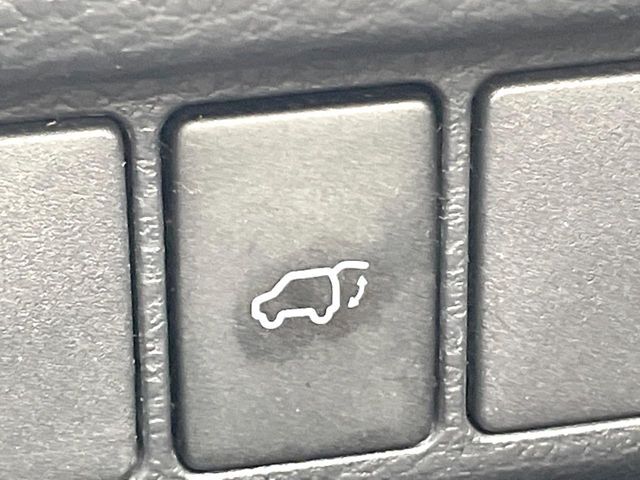 【パワーバックドア】スマートキーや運転席のボタンを押すだけでリアゲートが自動で開閉します！荷物を持っている時や、高い位置にあるバックドアを閉める際に便利な機能です♪