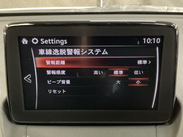 ハンドル操作をアシストすることにより車線からの逸脱回避を支援します。