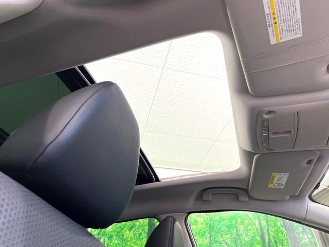 【パノラミックガラスルーフ】大型のガラスルーフ搭載で車内の解放感が一気にアップ！開放的なドライブをお楽しみいただけます。
