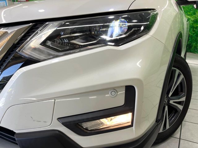 【LEDヘッドライト】悪天候や夜間走行時も良好な視界を確保し安心して運転できる高輝度LEDヘッドライトを装備！点灯速度が早く、消費電力も抑えられています。