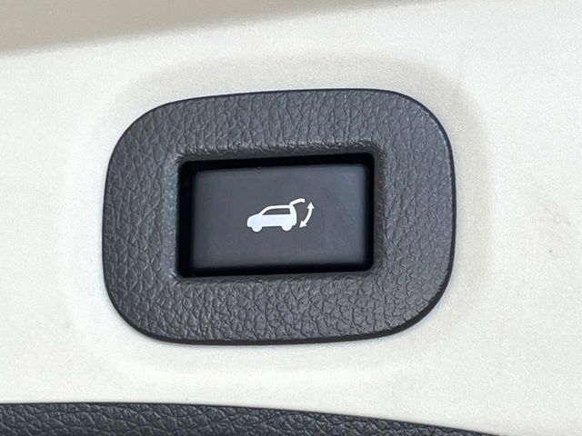 【パワーバックドア】スマートキーや運転席のボタンを押すだけでリアゲートが自動で開閉します！荷物を持っている時や、高い位置にあるバックドアを閉める際に便利な機能です♪