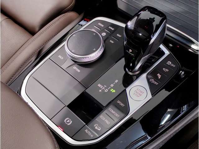 【ATシフトレバー】ギアチェンジの為は勿論の事、Dレンジ時に右に倒して使用する”S”モード。シフト・スピードが速まりシフトポイントも高くなる事でよりスポーティかつダイナミックなシフト特性となります。