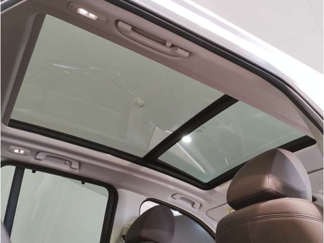 【サンルーフ】高級車のマストアイテムのガラス・サンルーフ。開放感のある室内空間を演出してくれます。