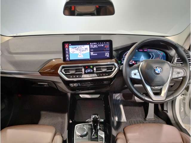 【ドライバーコックピット】人間工学に基づきドライバー中心にすべての操作パネルを設計。ドライバーが直感的に操作できる様にドライバー側にわずかに傾斜。常に運転に最適な姿勢/視線を保つ事が出来ます！