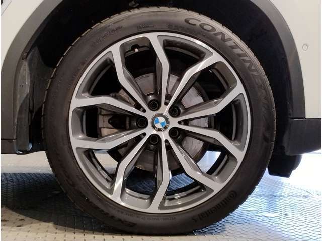 【BMWアロイホイル】軽量かつ強度に拘ったアロイホイル。走行性能ポテンシャルを引き出す設計。車の足元を引き締めてくれる大きなポイントはアロイホイルです。