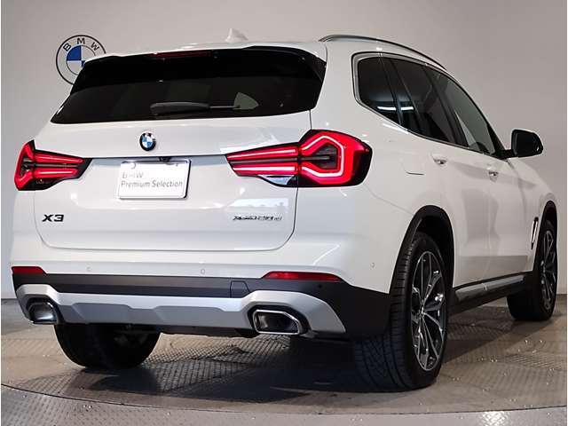 【50：50の重量配分】前後のタイヤにかかる車両重量を均等になる様に拘って設計。シャープで軽快なハンドリングを実現。ドライバーと車との一体感あるドライビングの歓びをご体感下さい！