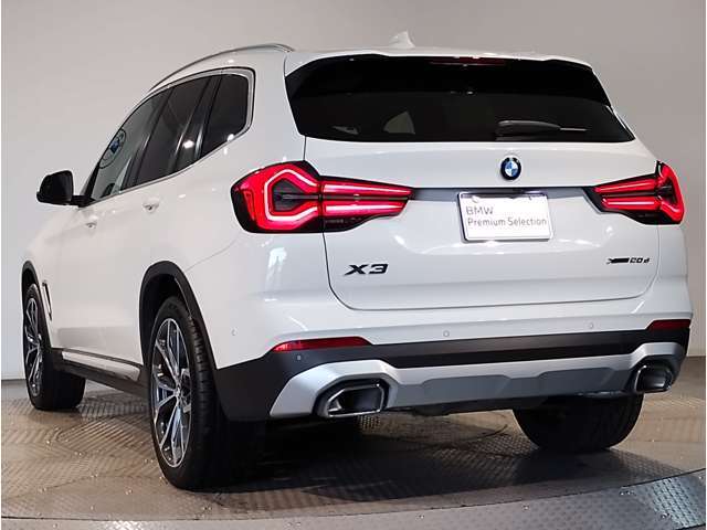 【前後重量配分50：50】重たいエンジンを出来るだけ車両中央に配置し搭載。重たいバッテリーをあえてトランク下部に配置し前後バランスを考えた設計。すべてBMWの「駆け抜ける歓び」を体感頂く為の拘りです！