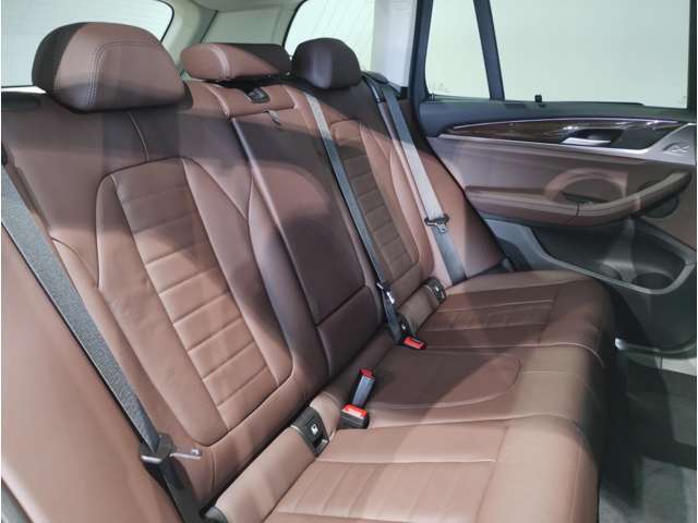 【エアバック】BMWのエアバックやその他の安全装備は、互いに補完しあう事で徹底した安全性を貫きます。万一の事故の際にそれぞれ最適な保護を提供してくれます！