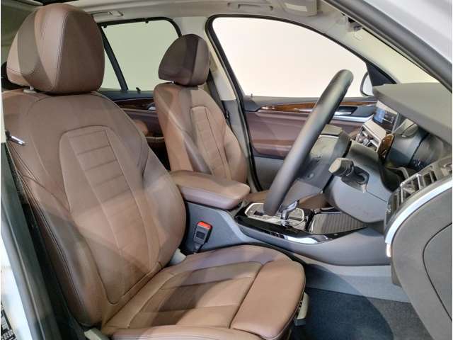 【コックピットシート】BMW車の主役席。車体中央にくる様に配置し車両重心とが一致する事でドライバーと車との一体感あるドライビングを実現。人間工学に基づき形成した形状が長時間のドライブ疲労も軽減します！