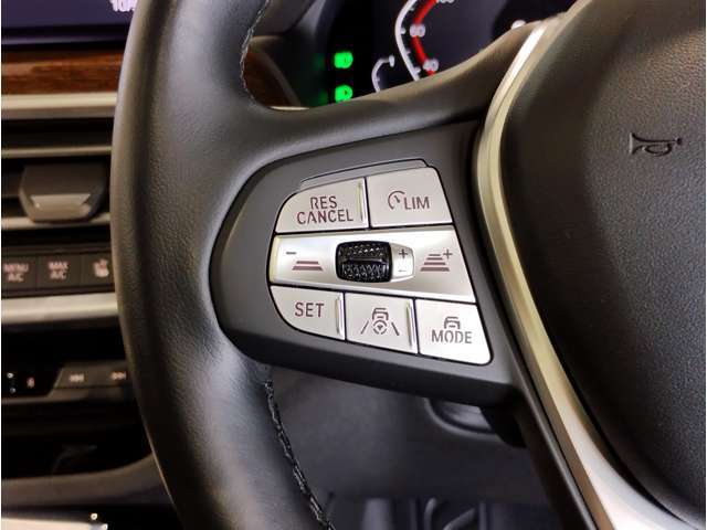 【アクティブクルーズコントロール】先行車との車間距離を維持しながら自動で加減速を行い走行をサポートしてくれる優れもの。車両停止や再加速も行うので渋滞時の運転負荷の軽減にも貢献します！