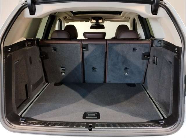 【トランクルーム】十分な容量を確保したトランクルーム。環境へ配慮したスペアタイヤ非搭載のBMW。その分、トランクスペースを有効活用できる様にしてあります。