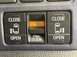 【両側パワースライドドア】スマートキーや運転席のスイッチで後席両側スライドドアの開閉が可能♪電動だから力を入れてドアを開ける必要が無く、小さなお子様でも簡単に開け閉めでき快適です♪