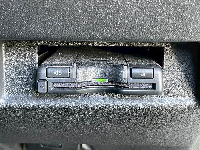 【ETC車載器】を装備しておりますので、ご納車直後からの遠距離ドライブも可能です。土日の利用料金の割引や、朝夕の通行料金を割引料金にて高速道路をご利用いただけます。