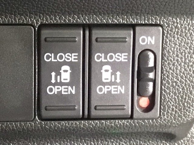 【両側パワースライドドア】両側がパワースライドドアになっており、運転席のスイッチやスマートキーでも開閉が可能です！開口部も広いので乗り降りも楽々♪