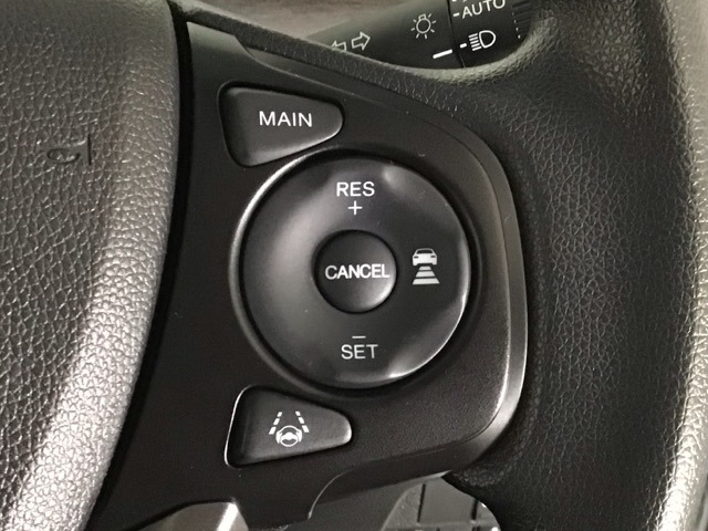 【アダプティブ・クルーズ・コントロール】予め設定した車速内でクルマが自動的に加減速。 前走車との適切な車間距離を維持しながら追従走行し、高速道路でのドライバーの疲労を軽減してくれる嬉しい機能付♪