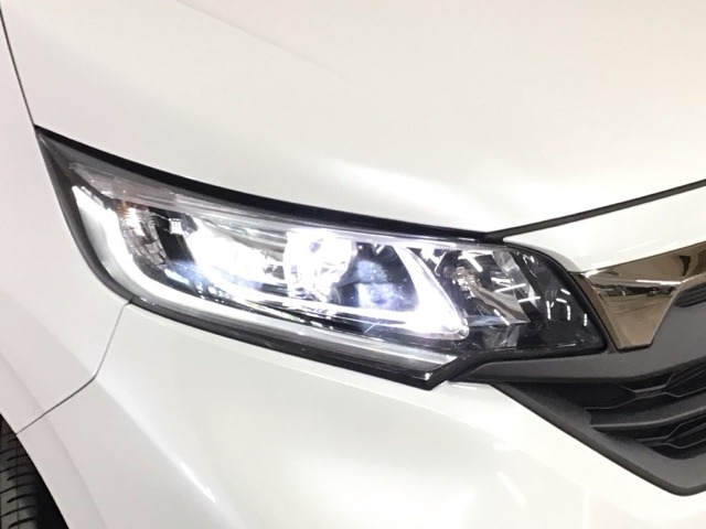 【LEDヘッドライト】大光量で夜道や雨の日の安心感を高めるLEDヘッドライト。周囲の明るさに応じて自動点灯・消灯/ライトの消し忘れも防げるオートライトコントロール付！