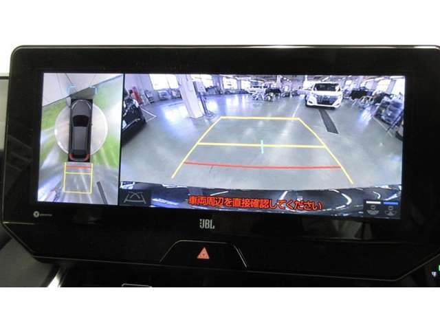 車両を上から見たような映像をナビ画面に表示するパノラミックビューモニター。