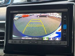 【バックカメラ】駐車時に後方がリアルタイム映像で確認できます。大型商業施設や立体駐車場での駐車時や、夜間のバック時に大活躍！運転スキルに関わらず、今や必須となった装備のひとつです！