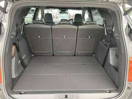 奥行き、高さともにたっぷり取られたラゲッジスペース。分割可倒リヤシートだから便利に使えます。