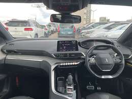 小径のステアリングを基調としたプジョーi-Cockpitは走行中の目線の上下運動を少なくすることで疲労感が少なく運転者がいかに快適に運転できるかを考えたつくりとなっております。