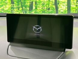 【マツダコネクトナビ】車内の雰囲気にマッチした一体型タイプのナビ。各種車輌設定やBluetooth再生等、様々な機能が楽しめます。直感的なダイヤル操作が可能で、使い勝手も良好です。
