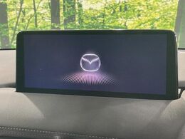 【10.25インチマツダコネクト】車内の雰囲気にマッチした大型ディスプレイ。スマホ接続でのナビ使用やBluetooth再生等、様々な機能が楽しめます。直感的なダイヤル操作が可能で、使い勝手も良好です。