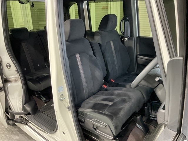 乗降がしやすい運転席。高さが調節できて小柄な方でもベストポジションをとることができます。