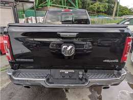 低車高車から大型外国車まで幅広く対応したフルフラットリフトを導入しております。