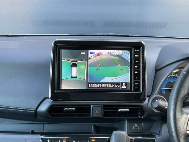 【アラウンドビューモニター搭載】大型ナビに映る真上から見下ろしているかのような映像を見ながらスムースに駐車できます。さらに人や自転車など周囲に動くものがあると表示とブザーでお知らせしますので安心です☆