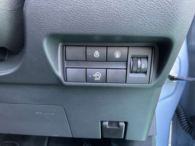 アイドリングストップのオフボタン、ハンドルヒータースイッチはこちら！