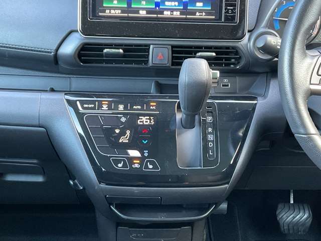 「オートエアコン」付き一年中快適な室内を提供！車内温度を設定すると、風量を自動で調節してくれます。さらに前席シートヒーターつき(^^)/