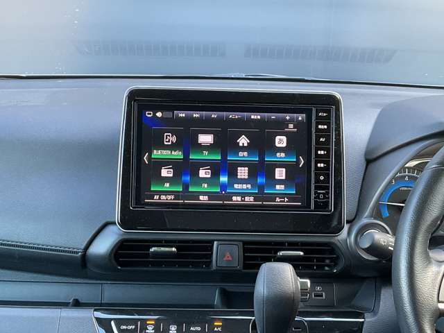 9インチ純正ナビゲーション付き（MM223DL）行きたい所に案内してくれます。Bluetoothで携帯連動での音楽再生も可能です☆