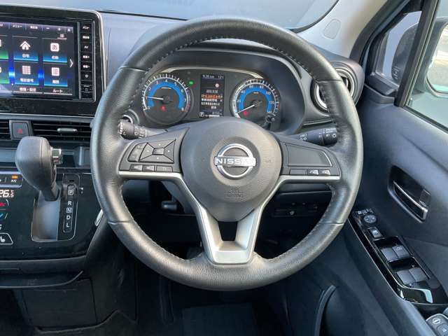 周囲が広く見わたせて運転しやすく室内も広々★