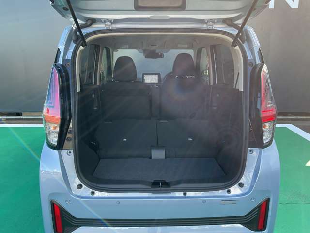 後部座席を倒して使えば荷物もたくさん入るから便利で使いやすい！