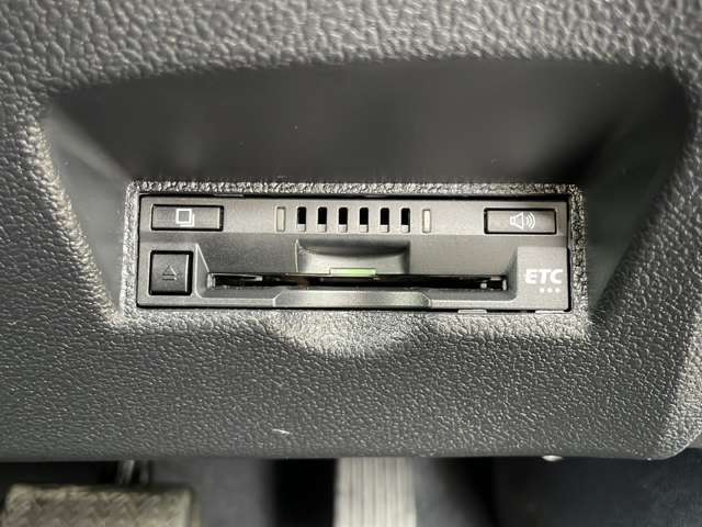 【ETC】有料道路を利用する際に料金所で停止することなく通過できる、ETC車載器（ノンストップ自動料金収受システム機器）が装備されています。セットアップを行うことで利用可能になります。