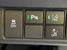 【ホンダセンシング】走行中に前方の車両等を認識し、衝突しそうな時は警報とブレーキで衝突回避と被害軽減をアシスト。より安全にドライブをお楽しみいただけます。