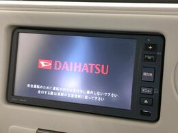 【純正ナビ】人気の純正ナビを装備しております。ナビの使いやすさはもちろん、オーディオ機能も充実！キャンプや旅行はもちろん、通勤や買い物など普段のドライブも楽しくなるはず♪