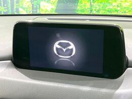【マツダコネクトナビ】車内の雰囲気にマッチした一体型タイプのナビ。各種車輌設定やBluetooth再生等、様々な機能が楽しめます。直感的なダイヤル操作が可能で、使い勝手も良好です。
