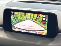 【バックカメラ】駐車時に後方がリアルタイム映像で確認できます。大型商業施設や立体駐車場での駐車時や、夜間のバック時に大活躍！運転スキルに関わらず、今や必須となった装備のひとつです！