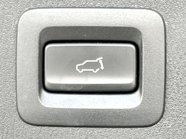 【パワーバックドア】スマートキーや運転席のボタンを押すだけでリアゲートが自動で開閉します！荷物を持っている時や、高い位置にあるバックドアを閉める際に便利な機能です♪