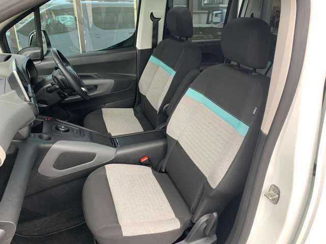 運転席・助手席シート廻りは使用感も少なく、良好な状態となっています。丁寧に使われていたことがよくわかりますね。