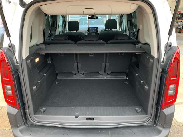 普段のお買い物や通勤、送迎等に十分な荷室スペースを確保しております。セカンドシートを倒すと、大きな荷物の積載も可能です♪