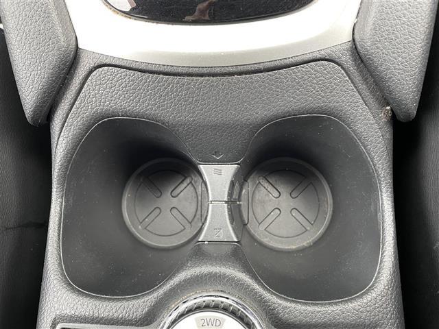 【ドリンクホルダー】長時間のドライブを快適に過ごすために、必須の車内アイテムですね。