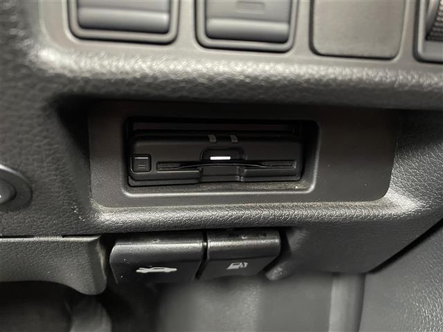 【ETC】有料道路を利用する際に料金所で停止することなく通過できる、ETC車載器（ノンストップ自動料金収受システム機器）が装備されています。セットアップを行うことで利用可能になります。