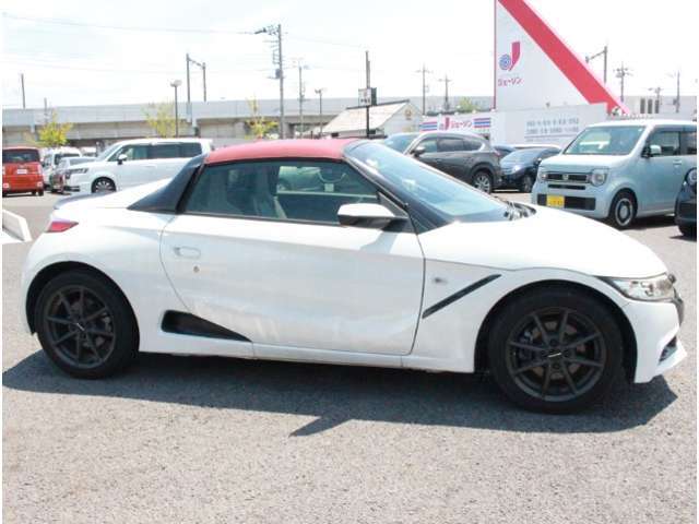 当社の優秀なスタッフがしっかり点検整備をさせていただいてからご納車いたします！さらに！ワイパーゴム、エレメント、エアクリーナーを新品交換させて頂いています！