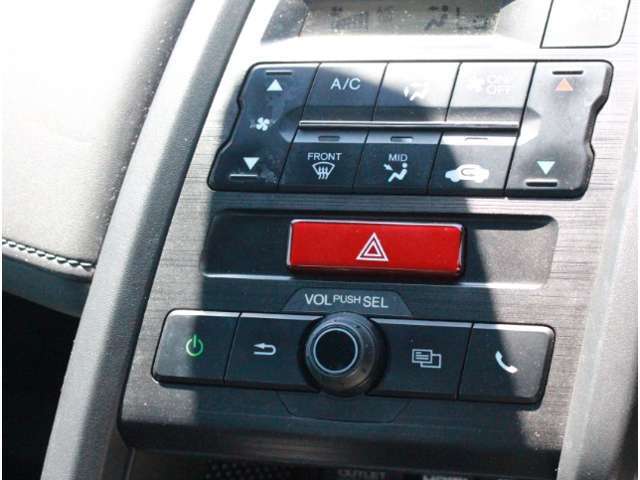オートエアコンのお車ですので室内の温度をスムーズに調整してくれます♪