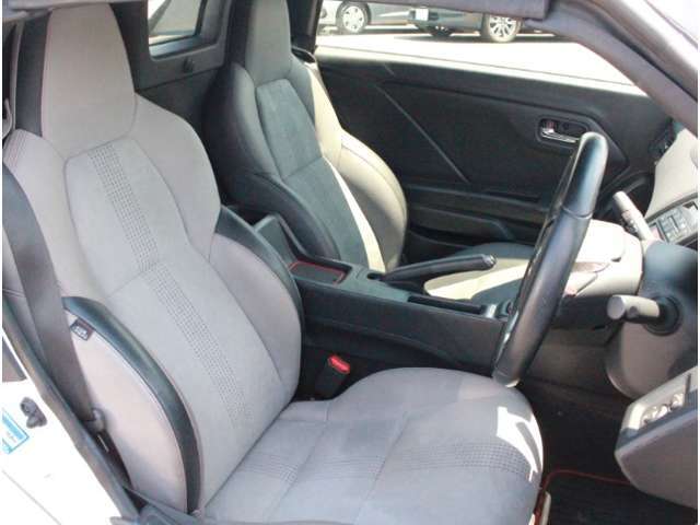 操作性に優れた運転席となります！小物入れや各ボタンの配置にこだわり、使いやすいです！座り心地もよく視認性も良好なのでロングドライブもお任せ下さい！