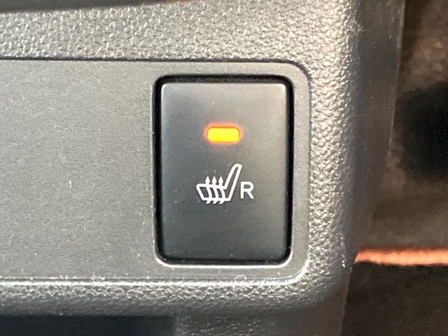 ★【シートヒーター】ボタン一つで座面を暖めてくれるシートヒーター☆長時間の運転も腰の疲れを軽減してくれます♪冬場にも嬉しい装備ですね