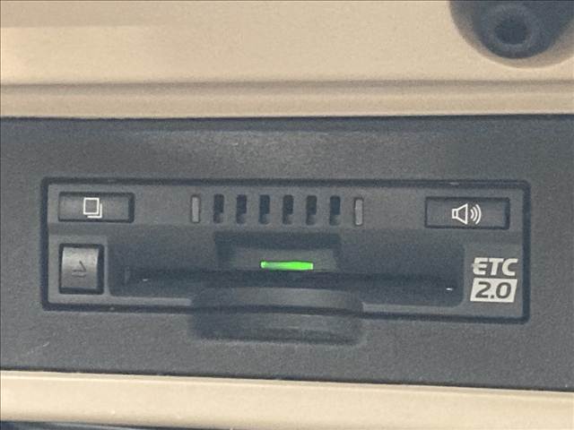 【ETC車載器】を装備しておりますので、ご納車直後からの遠距離ドライブも可能です。土日の利用料金の割引や、朝夕の通行料金を割引料金で高速道路をお楽しみいただけます。